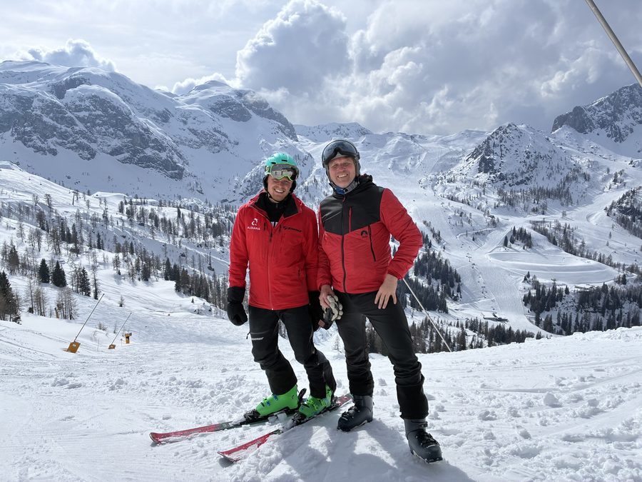 Skifahrer vor dem Bergpanorama in Kühtai